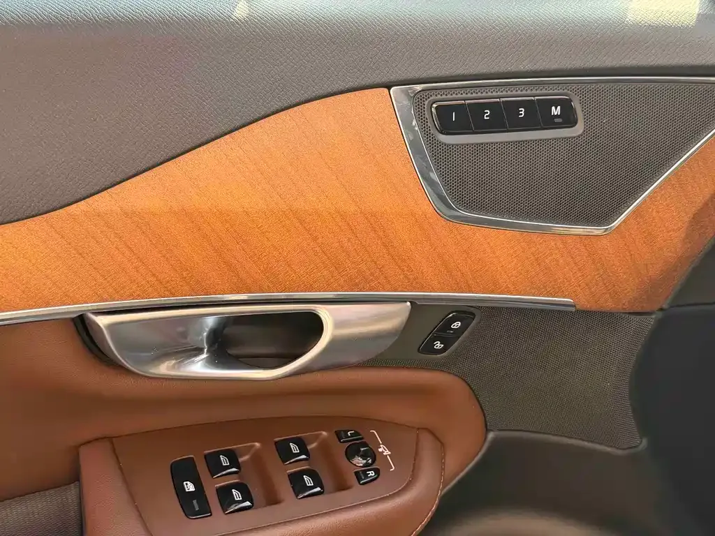 Volvo XC90 — фото 9