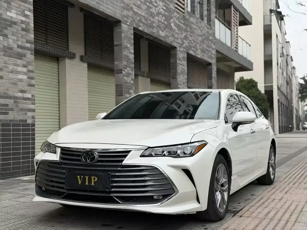 Toyota Avalon — фото 1