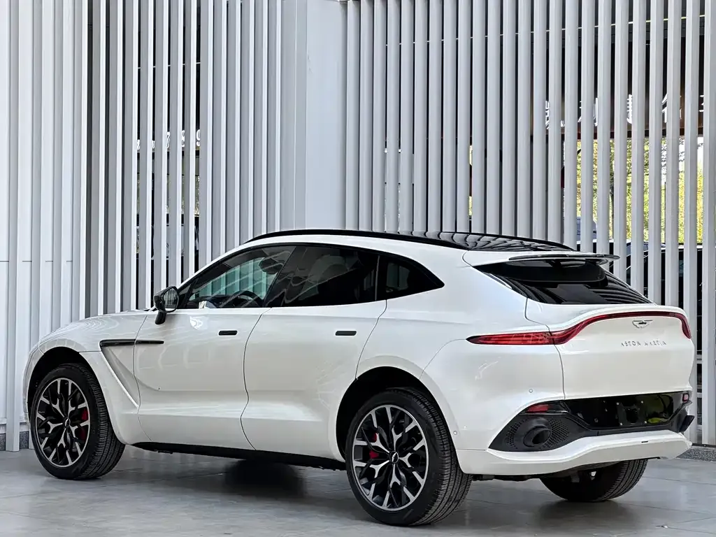 Aston Martin DBX — фото 3