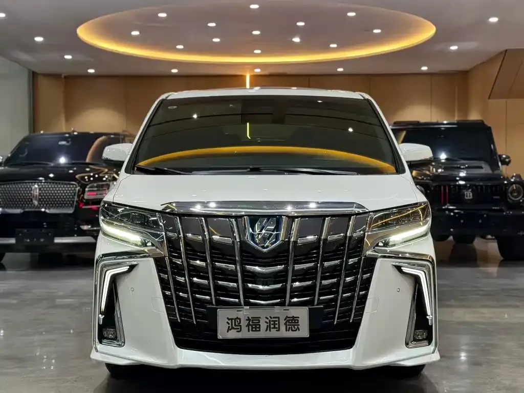 Toyota Alphard — фото 1