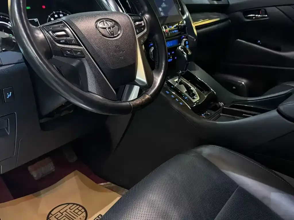 Toyota Alphard — фото 2