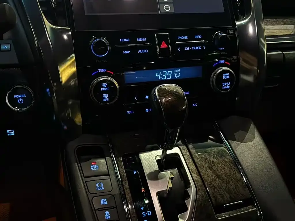Toyota Alphard — фото 9