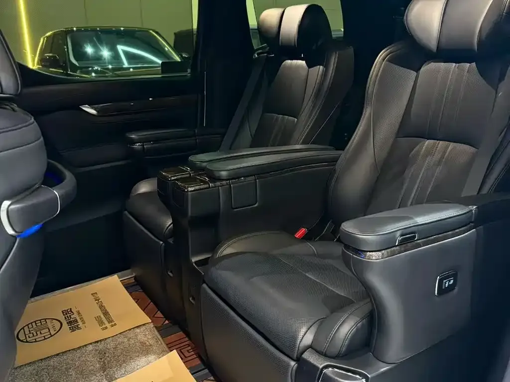 Toyota Alphard — фото 5