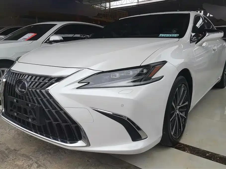 Lexus ES — фото 1