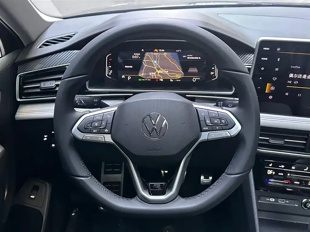 Volkswagen Tiguan L — фото 2