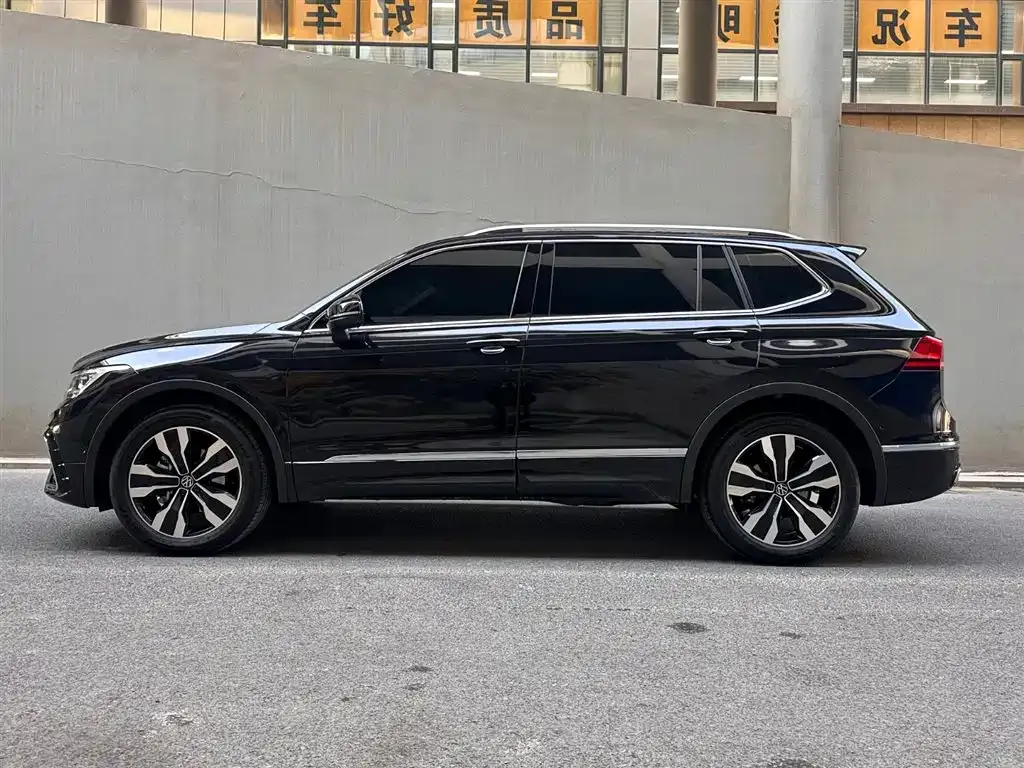 Volkswagen Tiguan L — фото 10