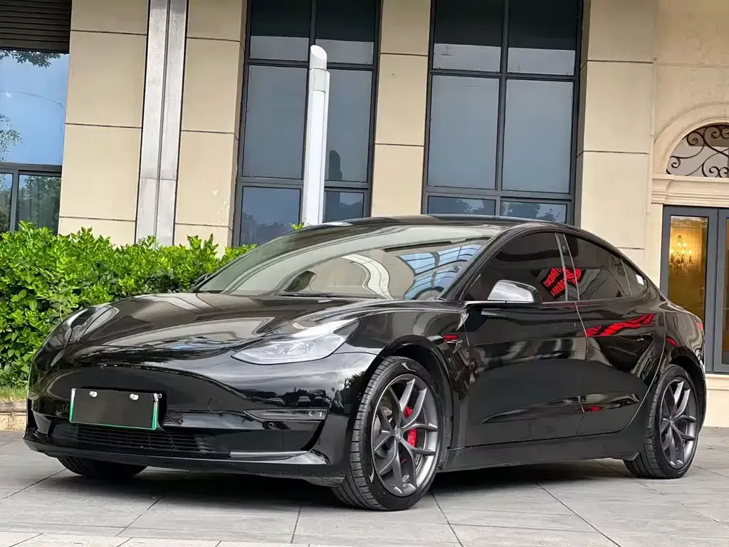 Tesla Model 3 — фото 1