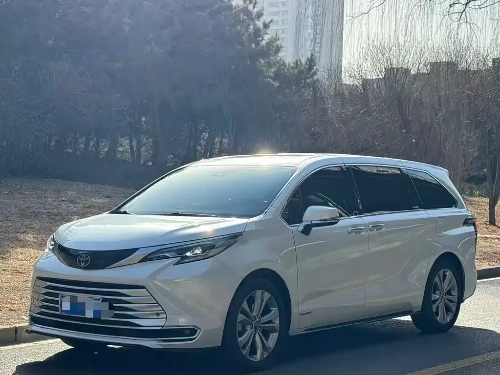 Toyota Sienna — фото 1