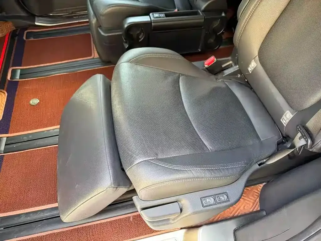 Toyota Sienna — фото 7