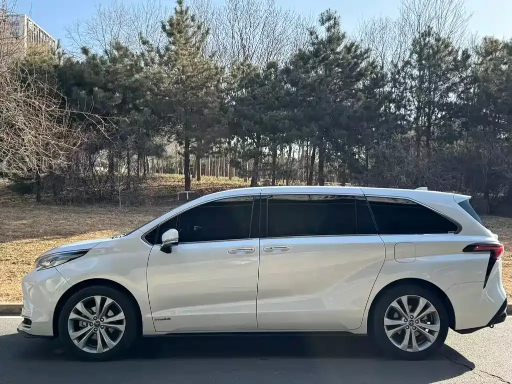 Toyota Sienna — фото 5