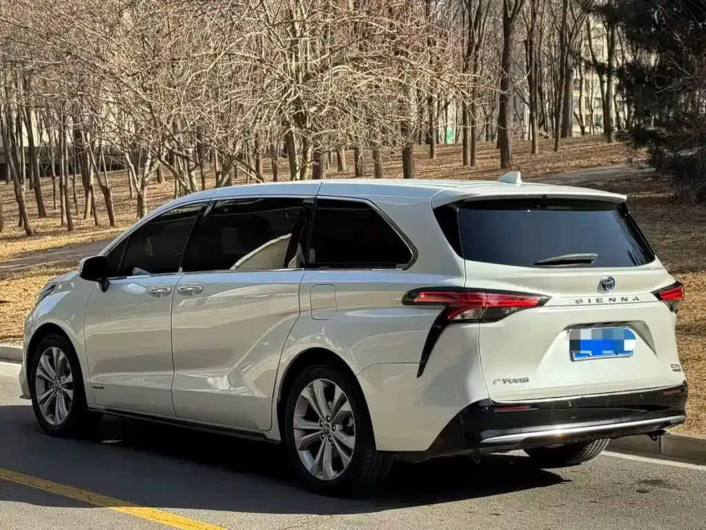 Toyota Sienna — фото 10