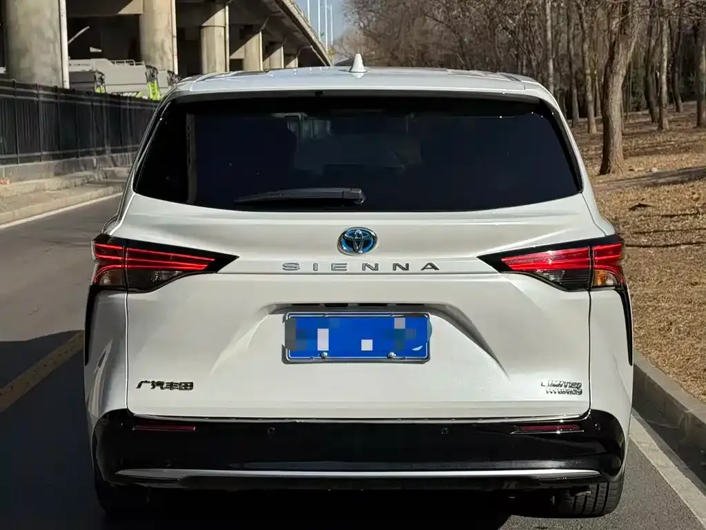 Toyota Sienna — фото 2