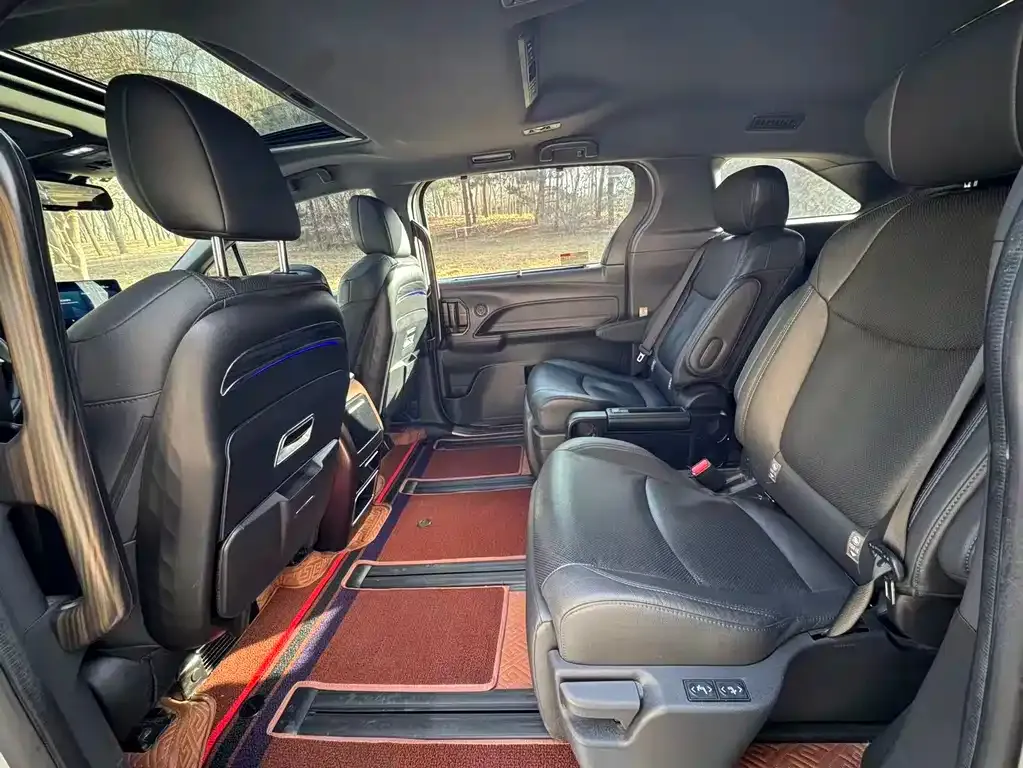 Toyota Sienna — фото 8
