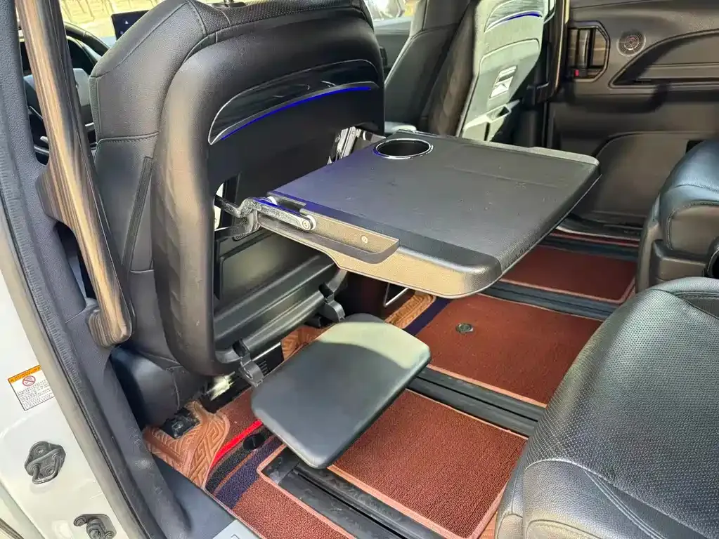 Toyota Sienna — фото 9