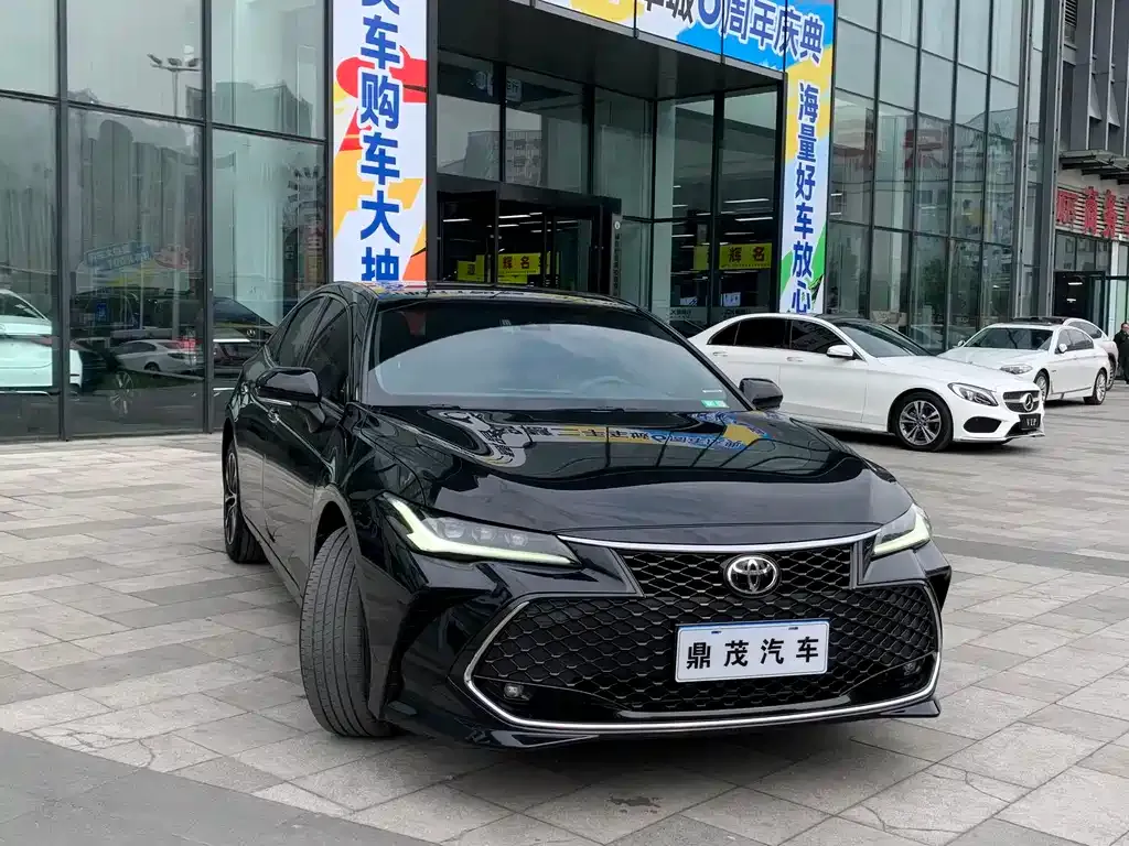 Toyota Avalon — фото 1