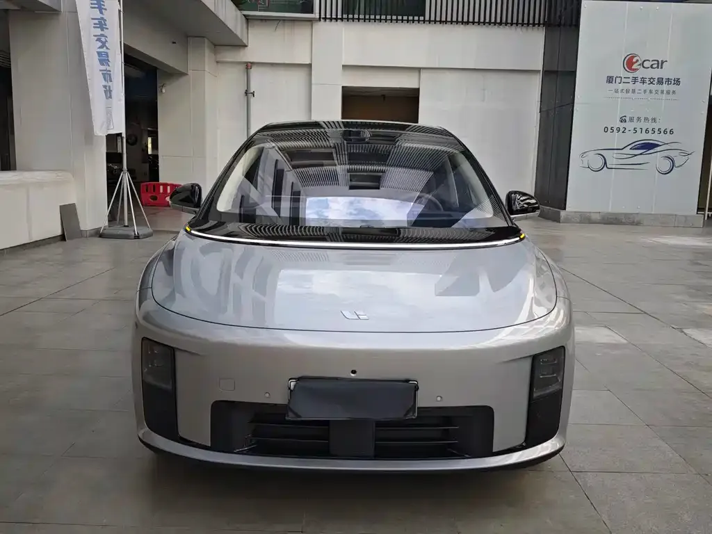 Li Auto i8 — фото 4