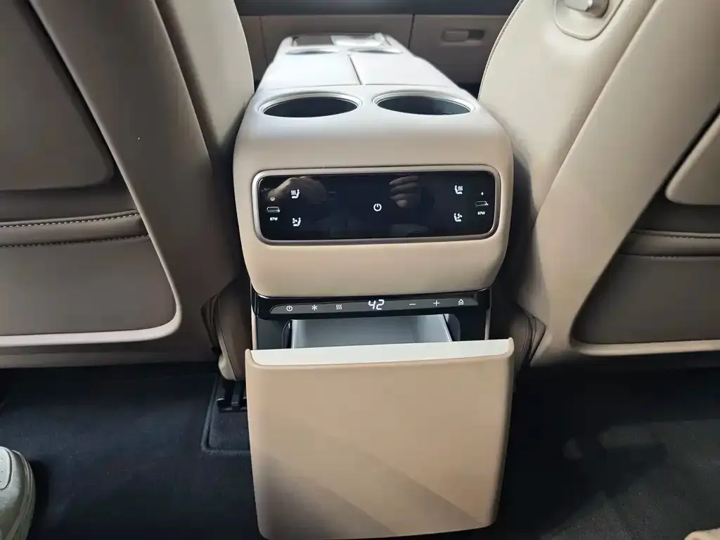 Li Auto i8 — фото 7