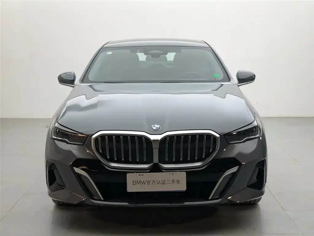 BMW 5 Series — фото 1