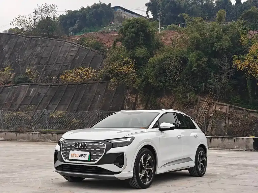 Audi Q4 e-tron — фото 1