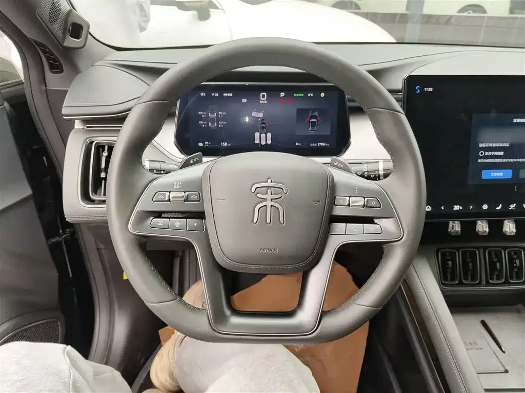 BYD L EV — фото 3