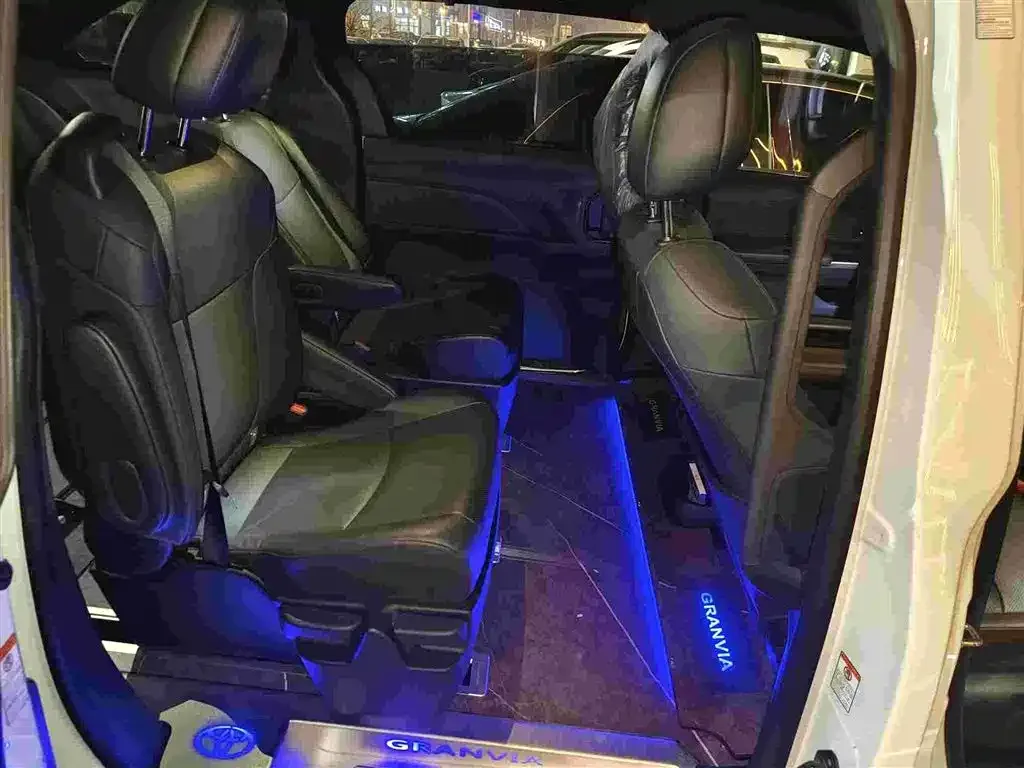 Toyota Granvia — фото 4