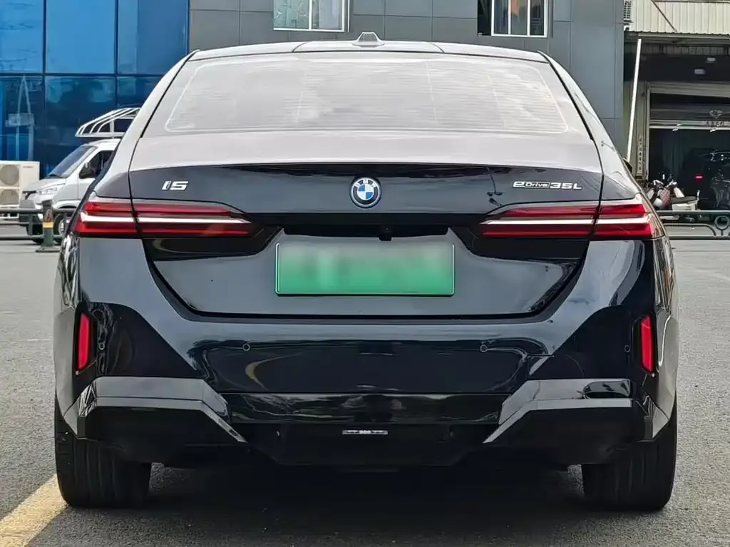 BMW i5 — фото 2