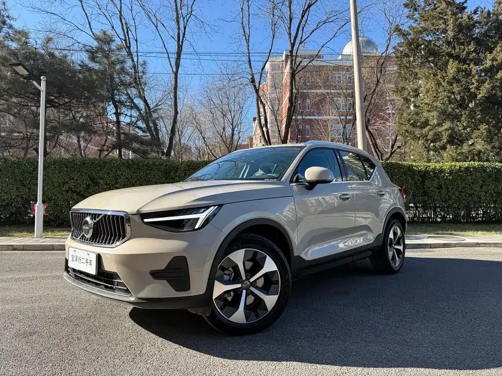 Volvo XC40 — фото 1