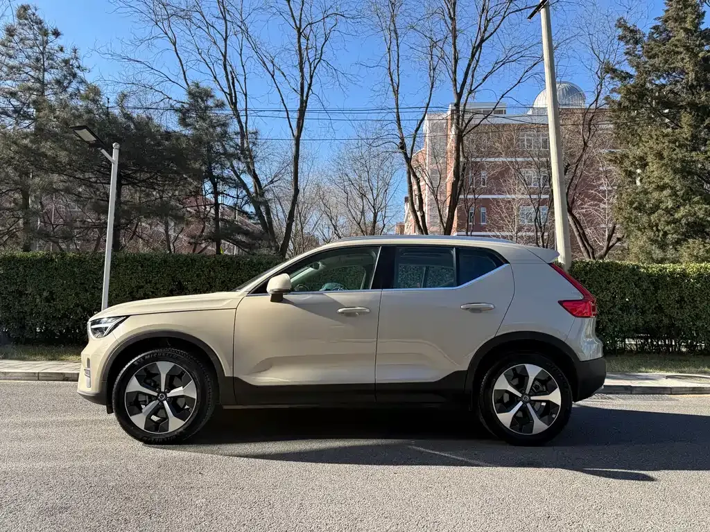 Volvo XC40 — фото 8
