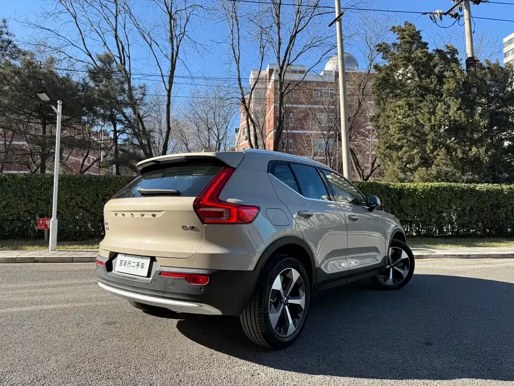 Volvo XC40 — фото 9