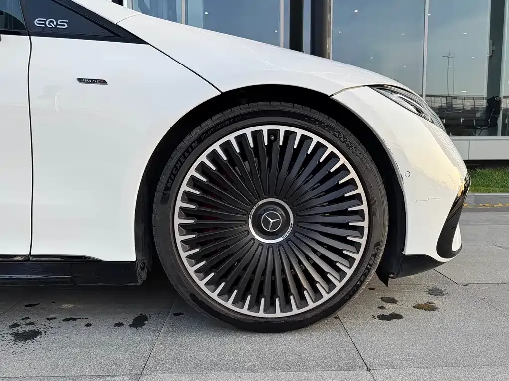 Mercedes-Benz EQS AMG — фото 10