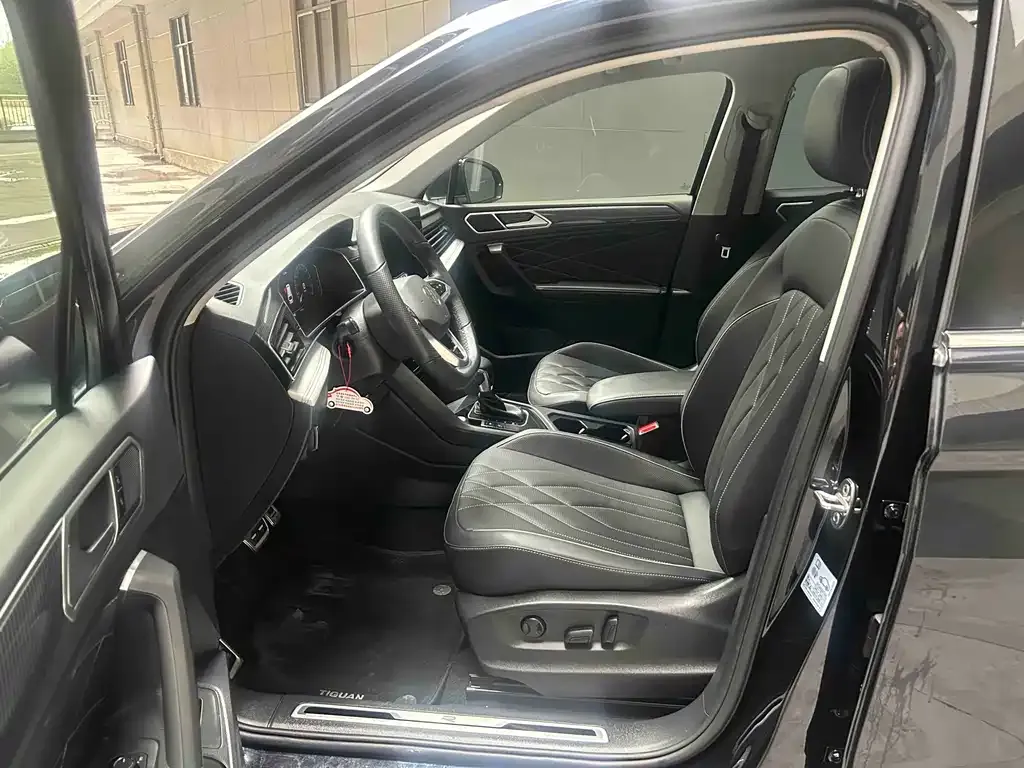 Volkswagen Tiguan L — фото 10