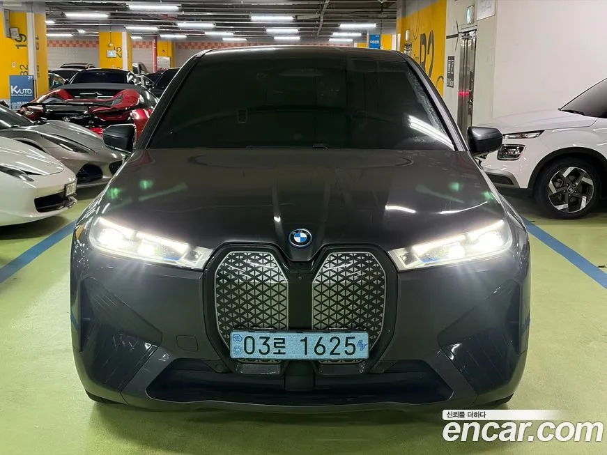 BMW iX — фото 1