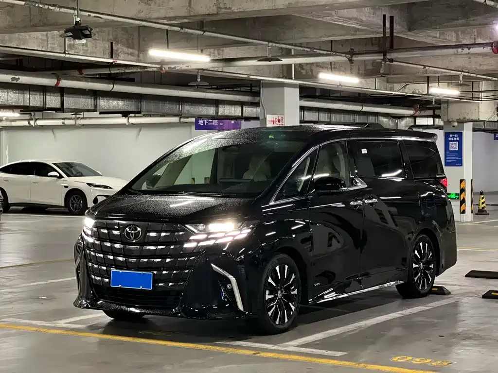 Toyota Alphard — фото 1