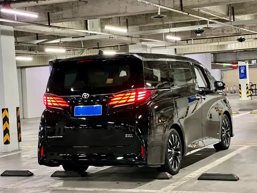 Toyota Alphard — фото 4