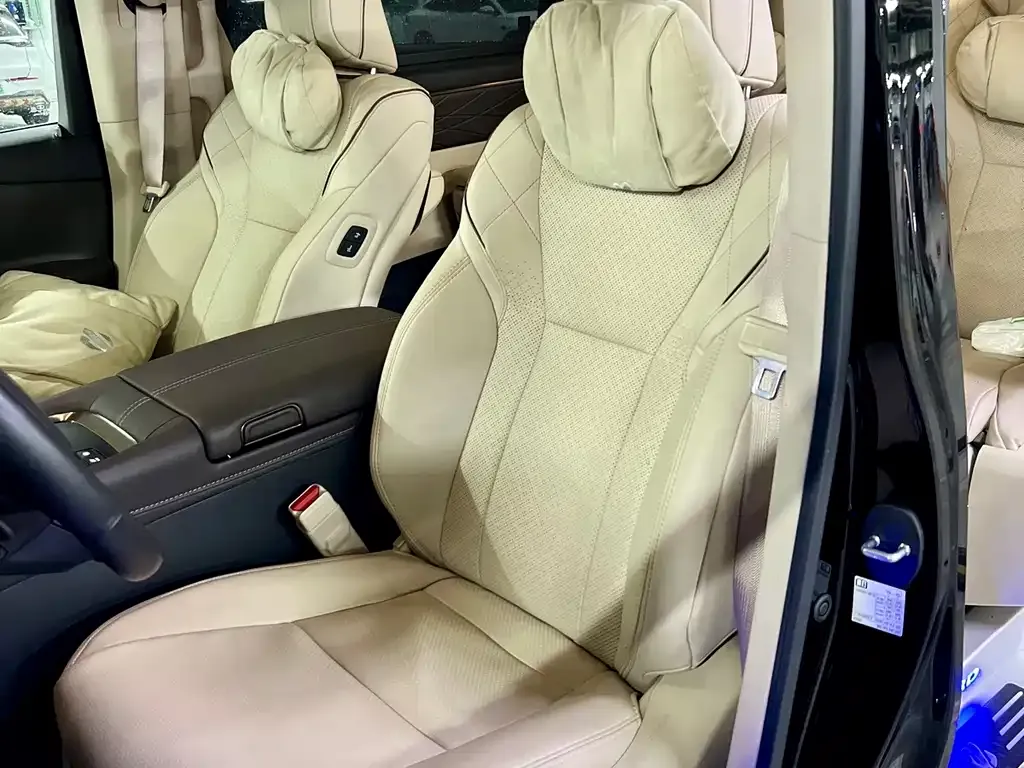 Toyota Alphard — фото 2