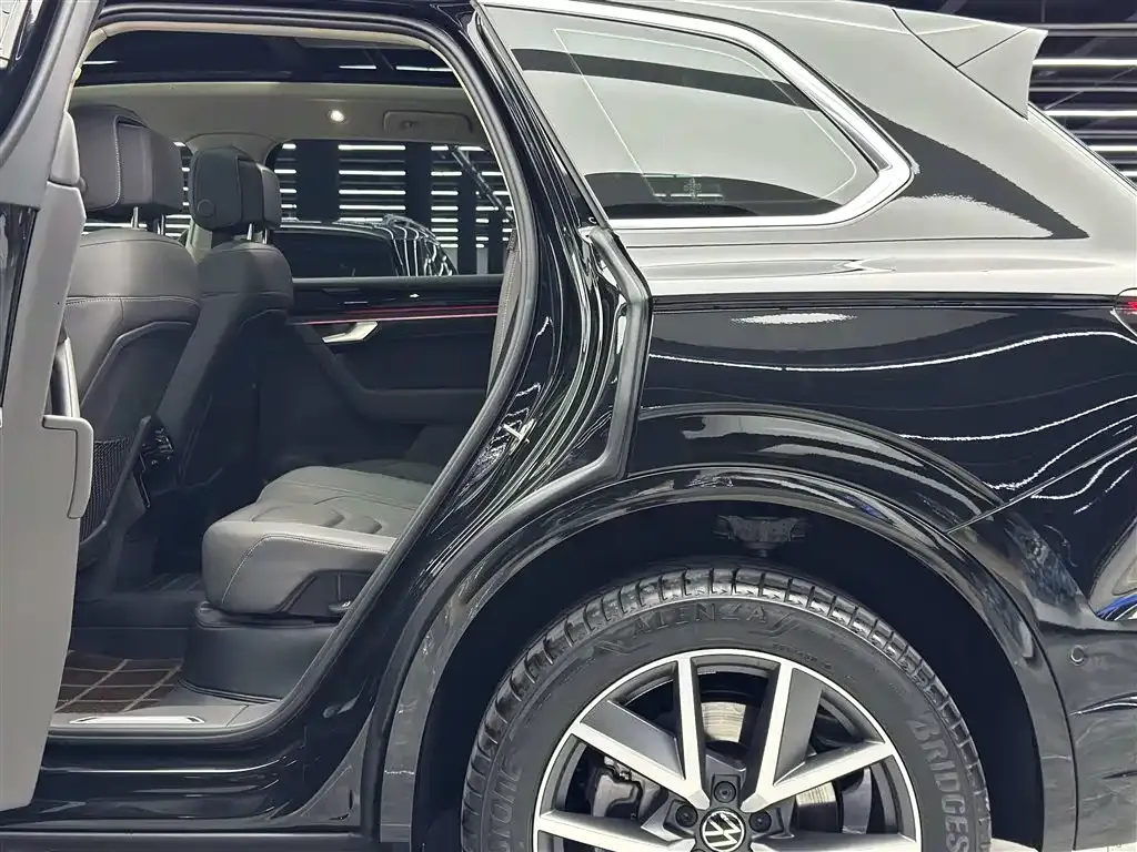 Volkswagen Touareg — фото 7