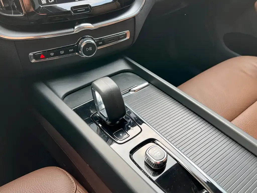 Volvo XC60 — фото 4