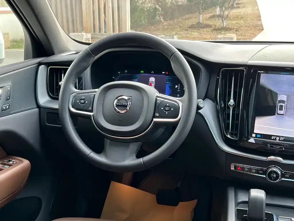 Volvo XC60 — фото 7