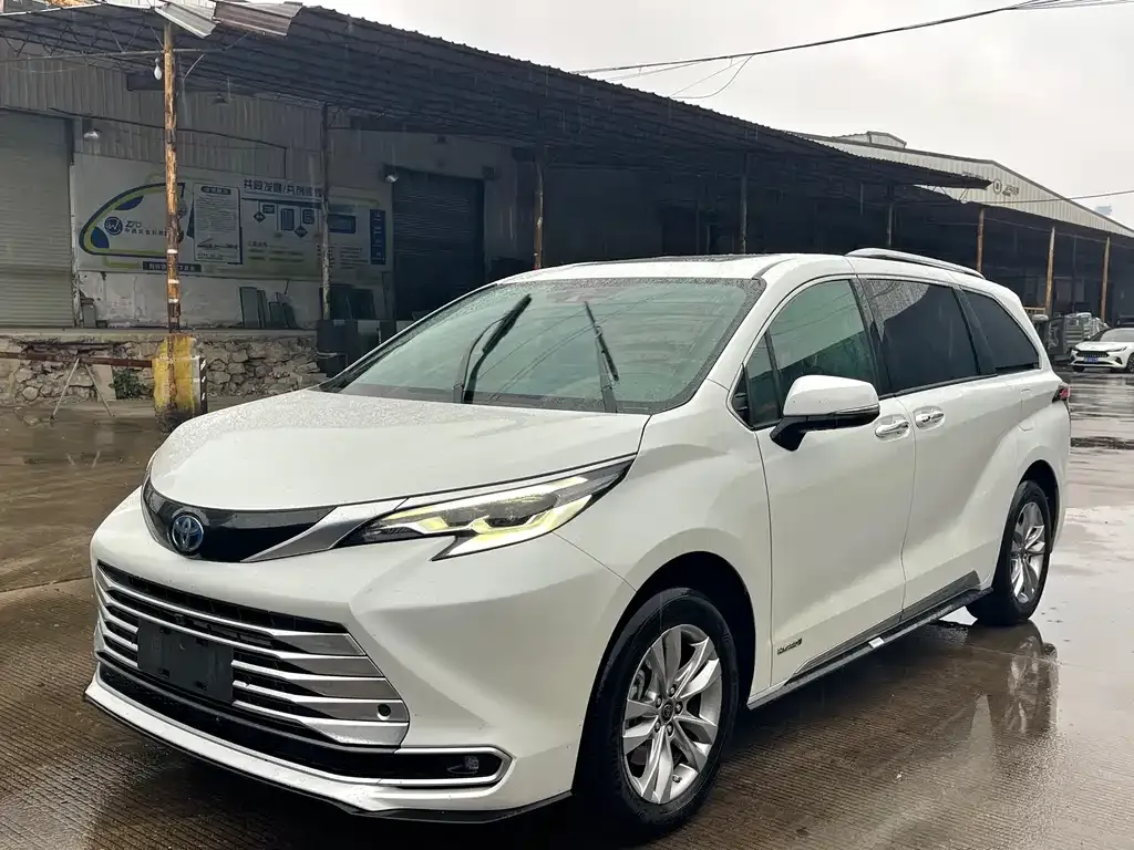 Toyota Sienna — фото 1