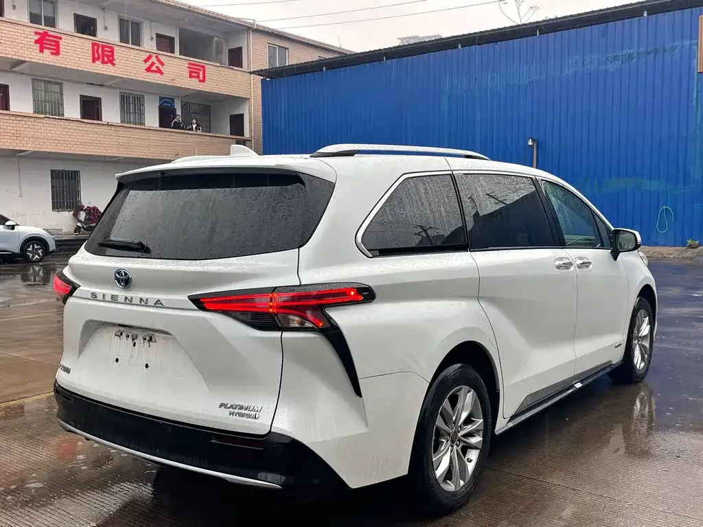 Toyota Sienna — фото 3
