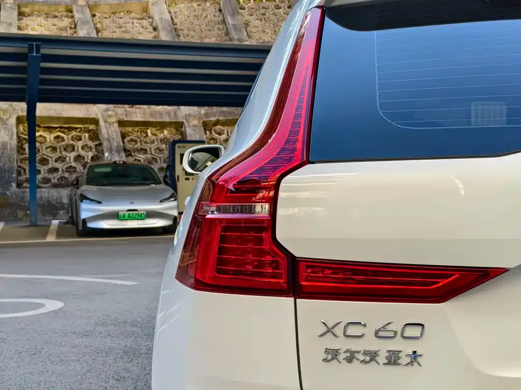 Volvo XC60 PHEV — фото 4