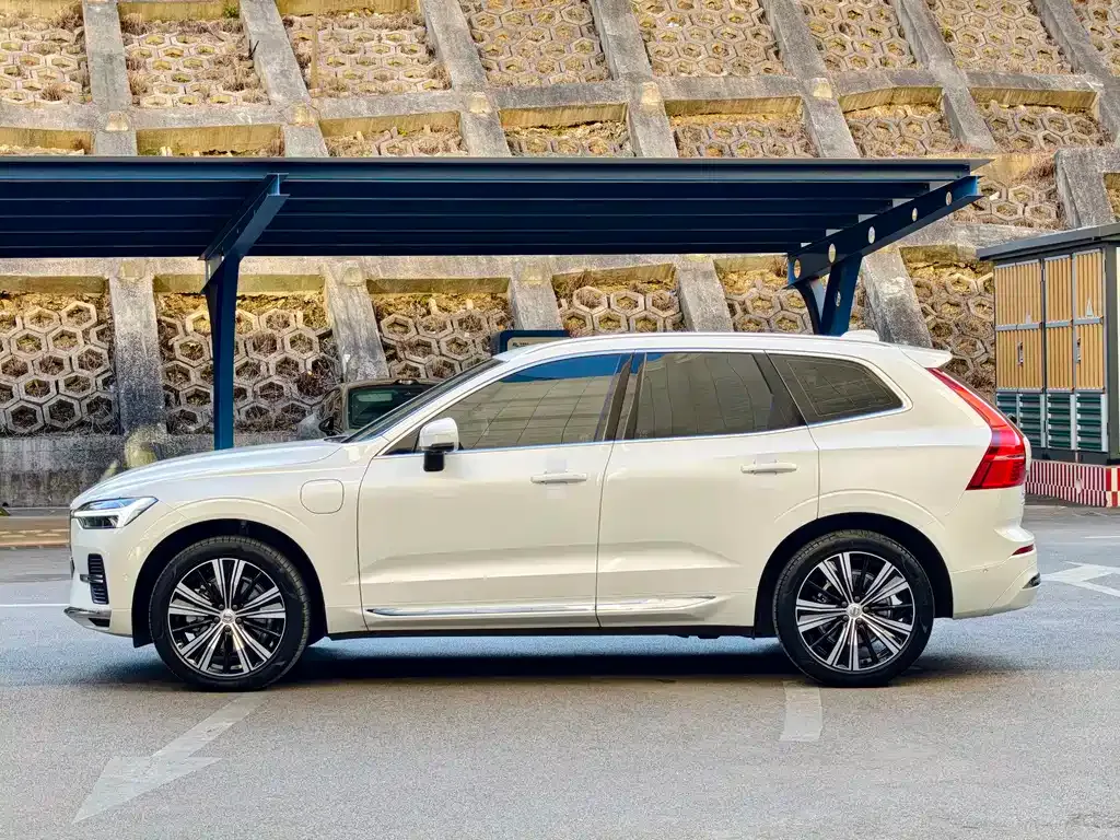 Volvo XC60 PHEV — фото 9