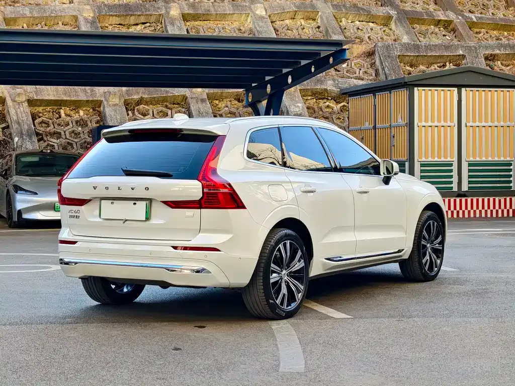 Volvo XC60 PHEV — фото 8
