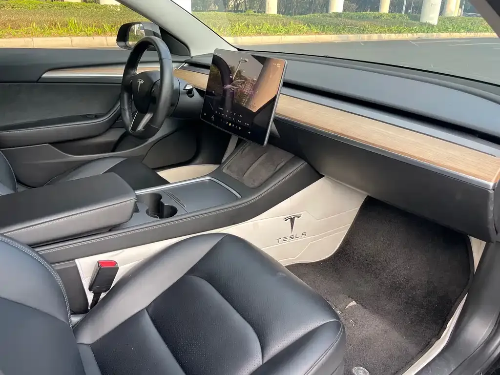 Tesla Model 3 — фото 9