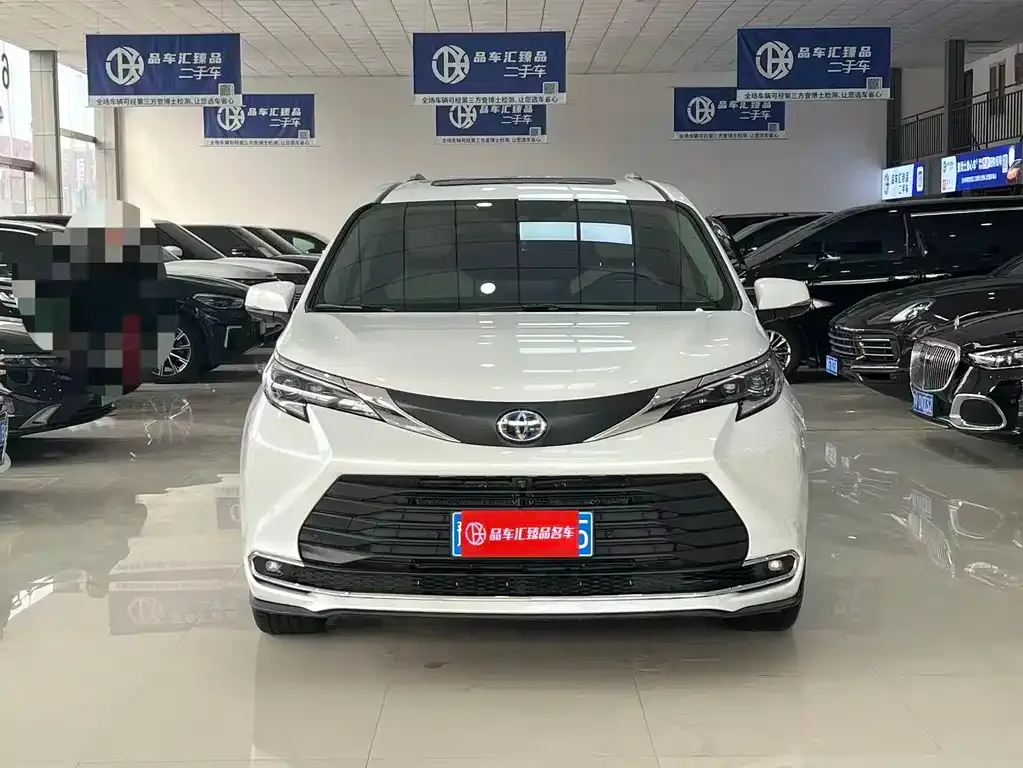 Toyota Sienna — фото 1