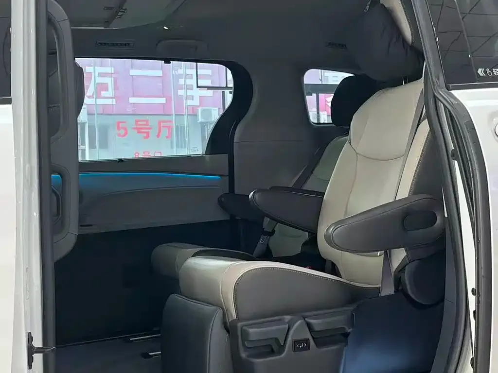 Toyota Sienna — фото 2