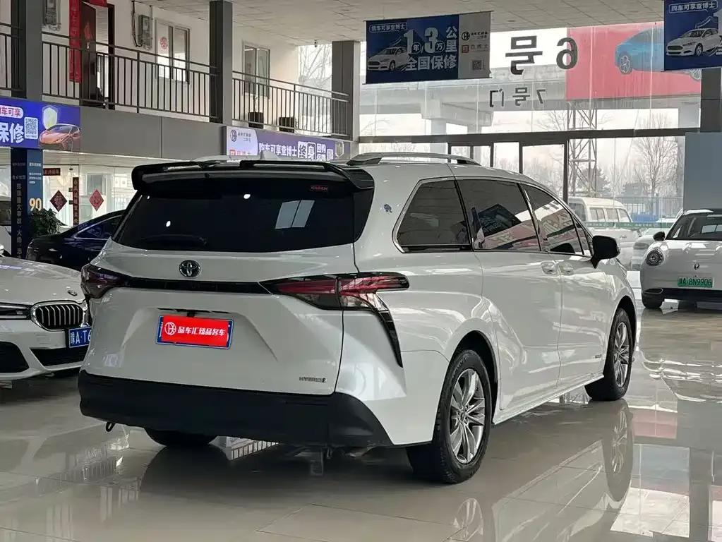 Toyota Sienna — фото 10
