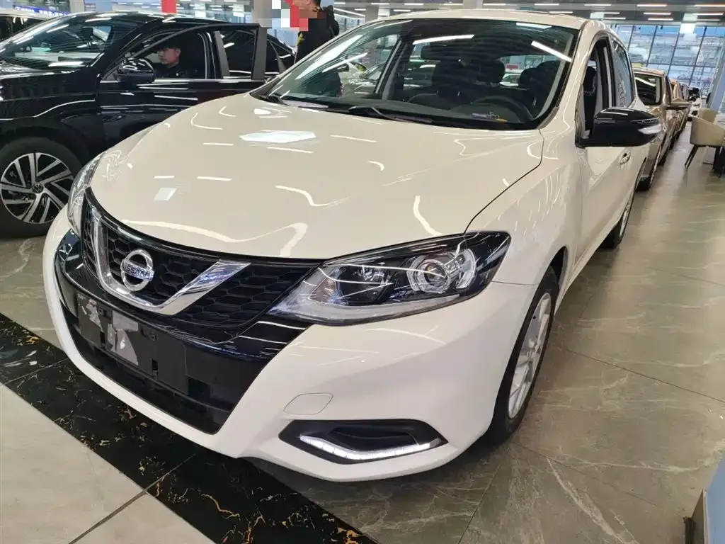 Nissan Tiida — фото 4