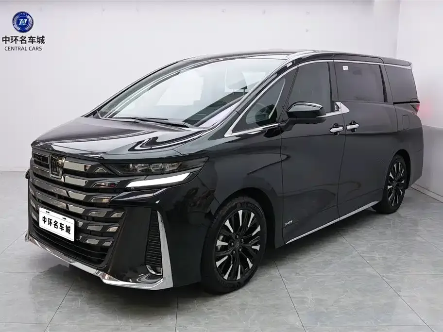 Toyota Vellfire — фото 1