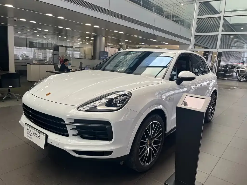 Porsche Cayenne Hybrid — фото 1